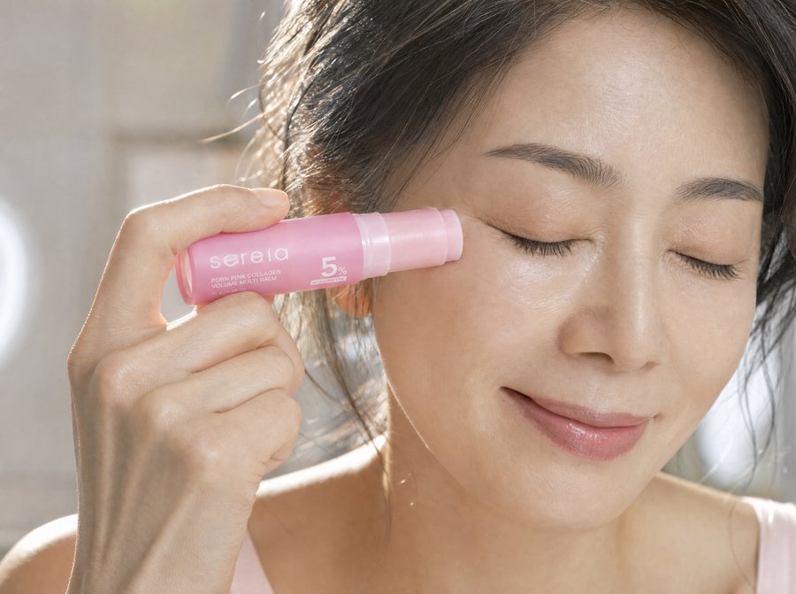 Applying the replumping balm stick